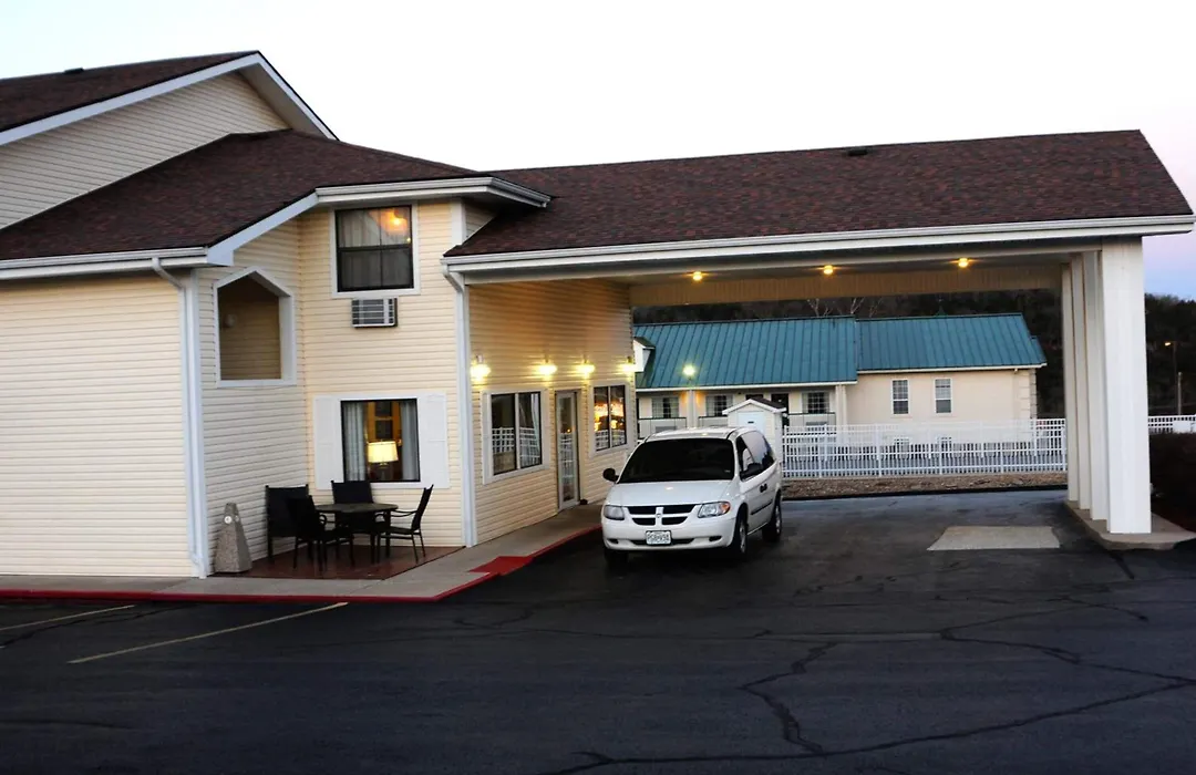 Whispering Hills Inn-1