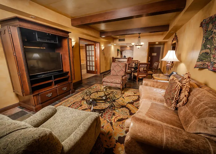 Hotels with tennis Chateau On The Lake Spa And Convention Center
