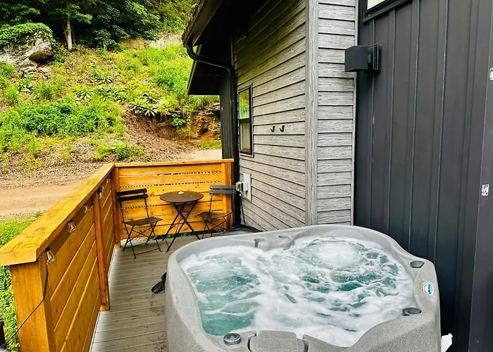 Firefly2 - Luxury Lakeside Treehouse With Hot Tub